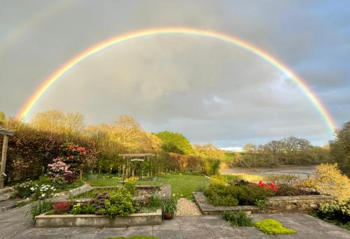 Photo Gallery Image - Valerie Taplin: Valerie's Garden